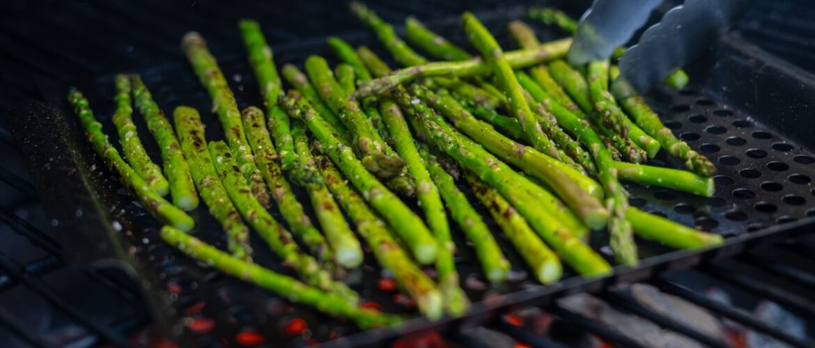 How long to cook asparagus on charcoal grill
