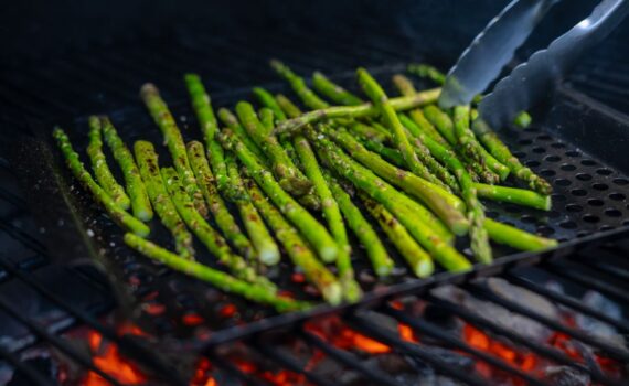 How long to cook asparagus on charcoal grill